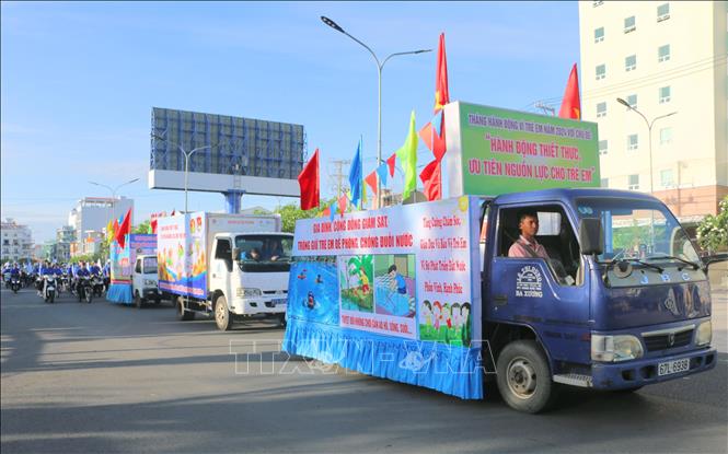 Đoàn diễu hành thực hiện Chiến dịch truyền thông “Hành động thiết thực, ưu tiên nguồn lực cho trẻ em” qua các tuyến đường chính thuộc phường Mỹ Long, thành phố Long Xuyên. Ảnh: Công Mạo - TTXVN