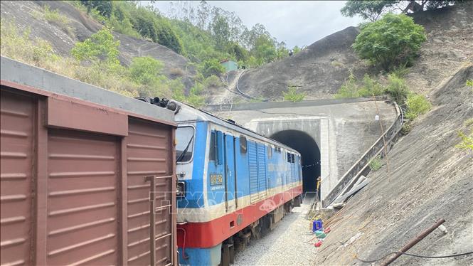 Tàu hàng ASY22 chạy vào hầm đường sắt Chí Thạnh. Ảnh: Tường Quân - TTXVN