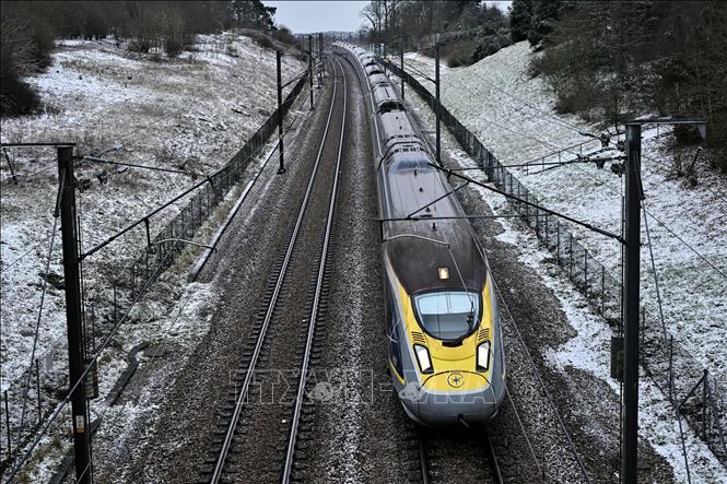 (Tư liệu) Tàu cao tốc của Eurostar từ nhà ga Phương Bắc ở Paris di chuyển qua khu vực Maidstone, Anh, ngày 8/1/2024. Ảnh: AFP/TTXVN