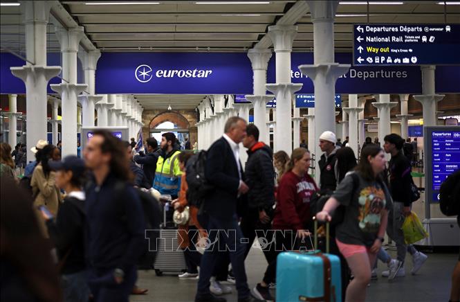 (Tư liệu) Hành khách di chuyển tại lối vào cửa khởi hành của Eurostar tại nhà ga quốc tế St Pancras ở thủ đô London, Anh, ngày 21/5/2024. Ảnh: AFP/TTXVN