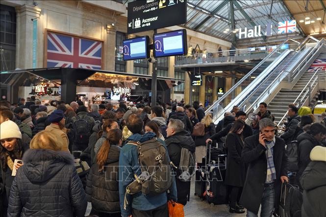 (Tư liệu) Hành khách chờ đợi tại sân ga Eurostar ở nhà ga Phương Bắc, Paris, Pháp. Ảnh: AFP/TTXVN