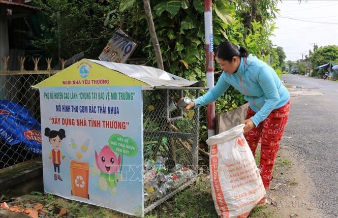 Hội LHPN tỉnh Đồng Tháp triển mô mình “Biến rác thải nhựa thành tiền”, giúp nhiều hội viên có ý thức phân loại rác, lựa rác thải nhựa, kim loại để bán, lấy tiền đóng góp cho công tác an sinh xã hội. Ảnh: Nhựt An - TTXVN
