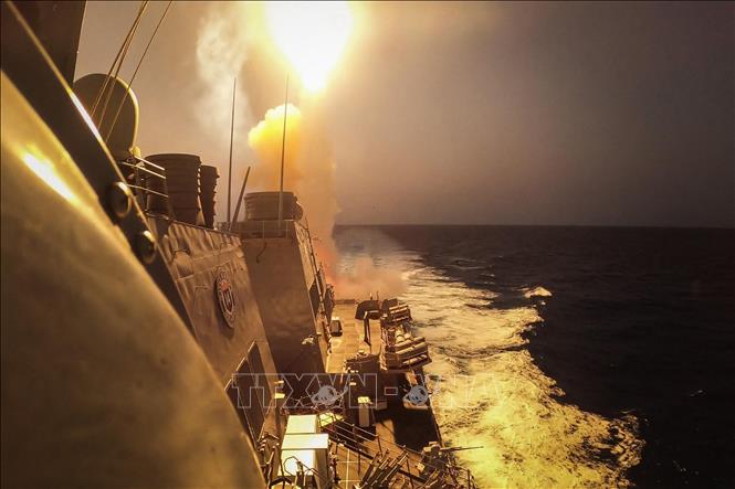 (Tư liệu) Tàu khu trục mang tên lửa dẫn đường lớp Arleigh Burke USS Carney (DDG 64) của Hải quân Mỹ bắn hạ tổ hợp tên lửa và máy bay không người lái của Houthi trên Biển Đỏ, ngày 19/10/2023. Ảnh: AFP/TTXVN