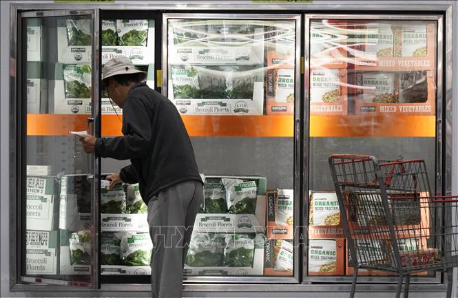 Người dân mua sắm tại siêu thị ở California, Mỹ, ngày 15/5/2024. Ảnh: THX/TTXVN