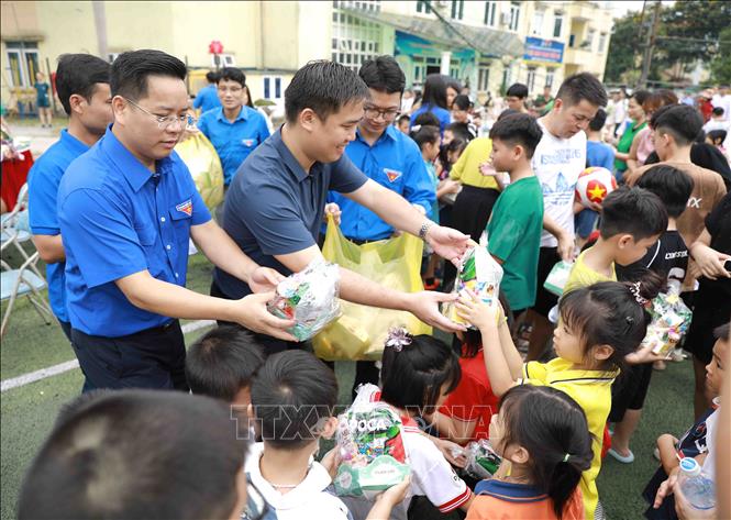 Lãnh đạo Tỉnh đoàn Vĩnh Phúc tặng quà cho thiếu nhi tại chương trình. Ảnh: Hoàng Hùng - TTXVN