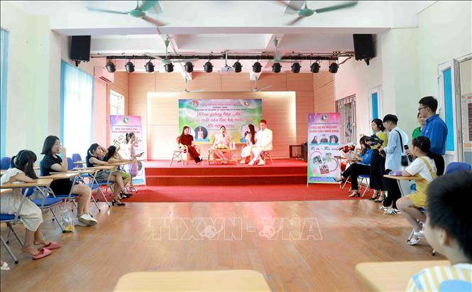 Hoa khôi sinh viên Việt Nam giao lưu với thiếu nhi tại lớp người mẫu, MC nhí. Ảnh: Hoàng Hùng - TTXVN