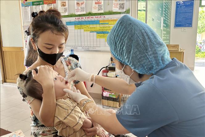 Trẻ được uống Vitamin A tại Trạm Y tế Phường 9, quận Gò Vấp, Thành phố Hồ Chí Minh. Ảnh: Đinh Hằng - TTXVN