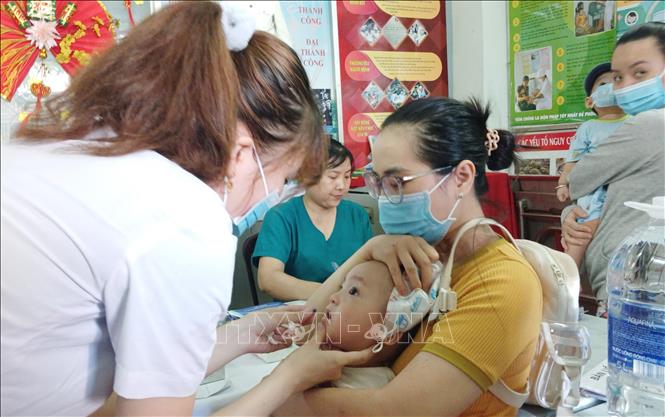 Trẻ được uống Vitamin A tại Trạm Y tế Phường 6, Quận 8, Thành phố Hồ Chí Minh. Ảnh: Đinh Hằng - TTXVN