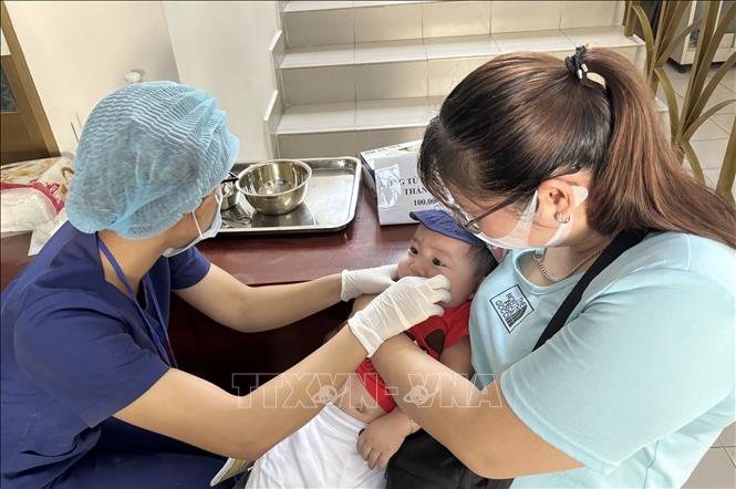 Trẻ được uống Vitamin A tại trạm y tế Phường 9, quận Gò Vấp, Thành phố Hồ Chí Minh. Ảnh: Đinh Hằng - TTXVN