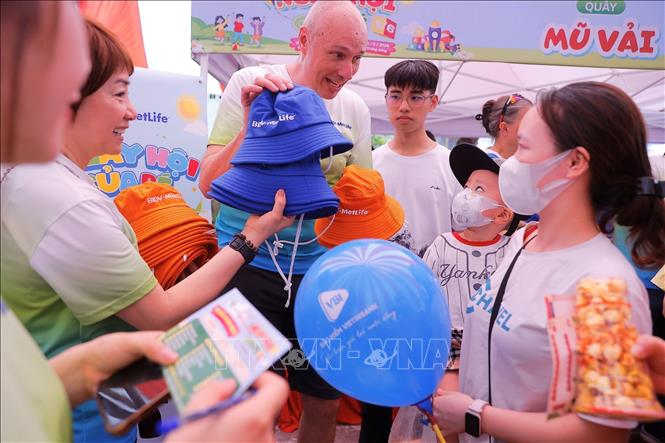 Nhà tài trợ tặng quà cho các bệnh nhi tại chương trình. Ảnh: Minh Quyết – TTXVN