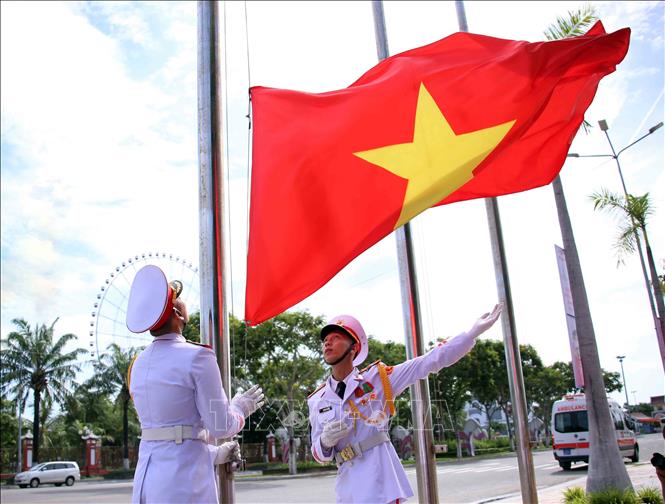 Vietnam's national flag is raised at the Tien Son Sports Centre. VNA Photo: Trần Lê Lâm 