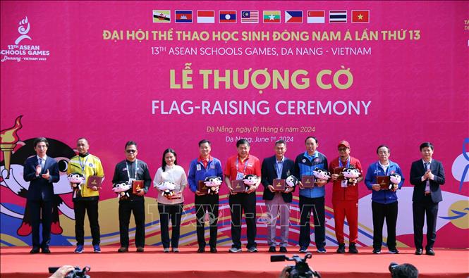 The organising board presents gifts to the participating sports delegations of ASEAN member countries. VNA Photo: Trần Lê Lâm 