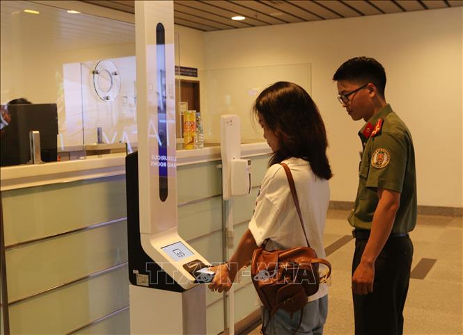 Assisting passengers to use the autogates at the Da Nang International Airport in the central city of Da Nang. VNA Photo: Trần Lê Lâm 