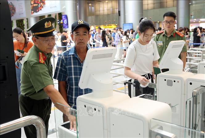 Assisting passengers to use the autogates at the Da Nang International Airport in the central city of Da Nang. VNA Photo: Trần Lê Lâm 