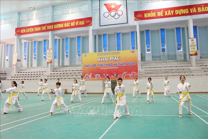 Trình diễn các môn thể thao hè tại Lễ khai mạc 10 lớp thể thao. Ảnh: Anh Tuấn – TTXVN