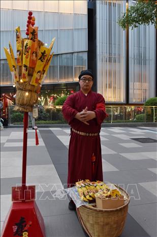 Tại “Đại Đường bất dạ thành”, từ các mặt hàng, phong cách bán hàng, đến trang phục người bán đều thể hiện các nét văn hóa thời nhà Đường. Ảnh: Thành Dương - Phóng viên TTXVN tại Trung Quốc