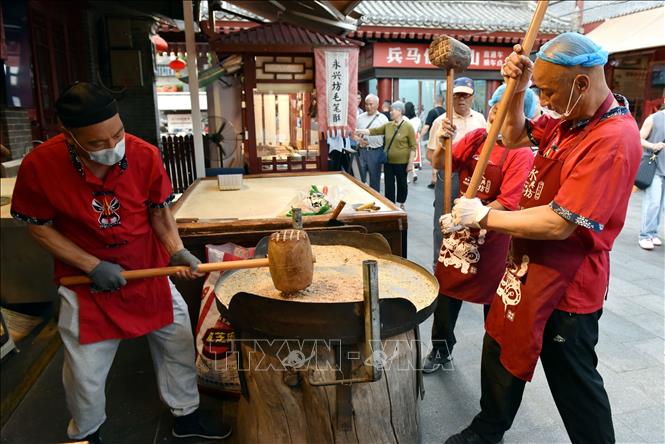 “Vĩnh Hưng phường” tái tạo không gian xưa với các món năn được làm theo cách thức truyền thống cùng các chương trình biểu diễn nghệ thuật mang đậm bản sắc. Ảnh: Thành Dương - Phóng viên TTXVN tại Trung Quốc