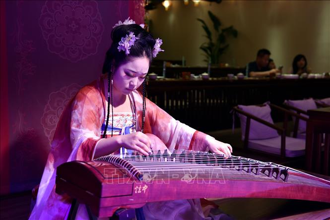 Biểu diễn đàn tranh tại “Trường An 12 canh giờ”. Ảnh: Thành Dương - Phóng viên TTXVN tại Trung Quốc