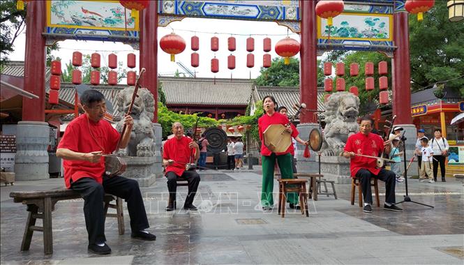 Các nghệ sĩ không chuyên nghênh đón khách du lịch đến với “Vĩnh Hưng phường” với các tiết mục dân gian và nhạc cụ truyền thống. Ảnh: Thành Dương - Phóng viên TTXVN tại Trung Quốc