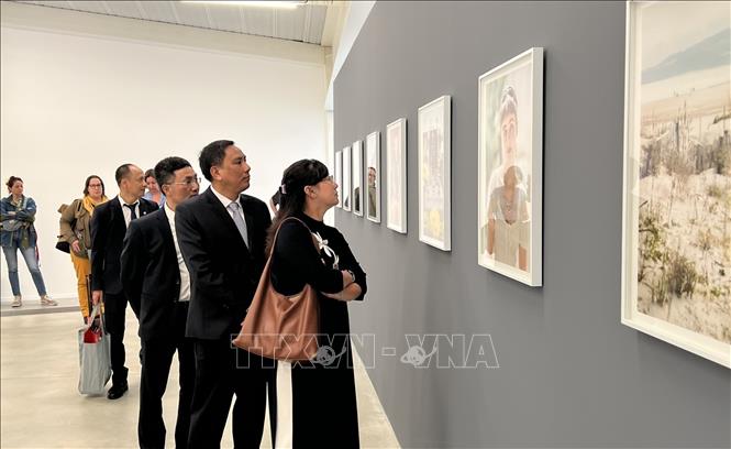 Đoàn công tác tỉnh Lào Cai thăm La Méca, không gian hỗ trợ sáng tạo của các nghệ sĩ trẻ trong và ngoài nước. Ảnh: TTXVN phát
