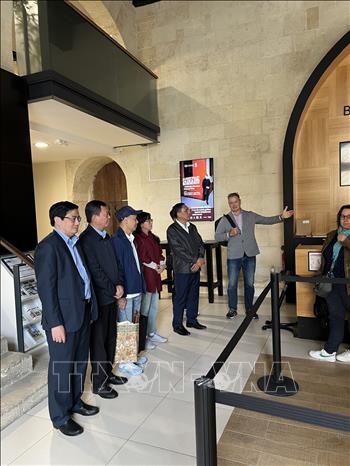 Đoàn công tác tỉnh Lào Cai thăm La Méca, không gian hỗ trợ sáng tạo của các nghệ sĩ trẻ trong và ngoài nước. Ảnh: TTXVN phát
