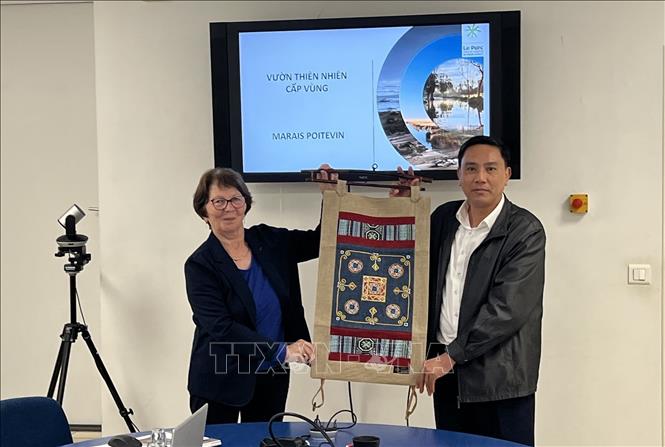 Đoàn thăm và làm việc với Ban quản lý Vườn tự nhiên cấp vùng Marais Poitevin Marais Poitevin. Ảnh: TTXVN phát