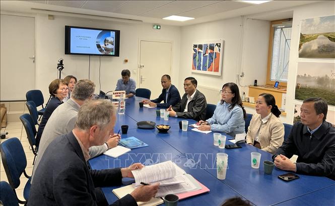 Đoàn thăm và làm việc với Ban quản lý Vườn tự nhiên cấp vùng Marais Poitevin Marais Poitevin. Ảnh: TTXVN phát