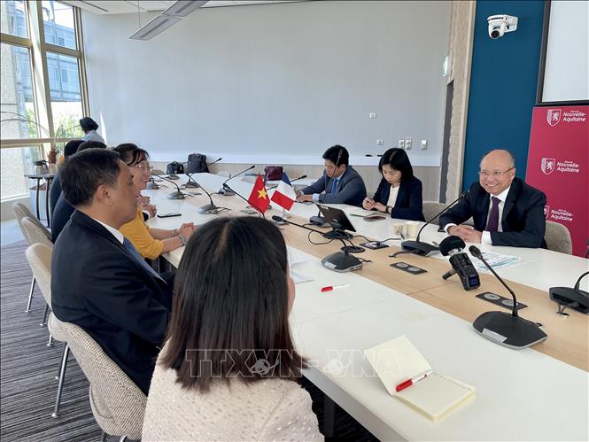 Đoàn công tác tỉnh Lào Cai làm việc với Đại sứ quán Việt Nam tại Pháp. Ảnh: Thu Hà - PV TTXVN tại Pháp
