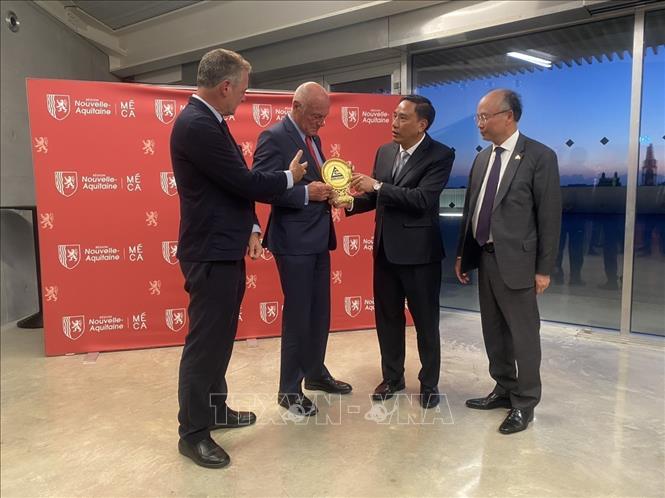 Đồng chí Hoàng Giang tặng quà lưu niệm lãnh đạo vùng Nouvelle Aquitaine. Ảnh: TTXVN phát