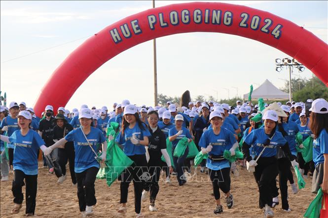 32 đội chơi với hơn 350 người tham gia thi đi bộ nhặt rác, trên quãng đường gần 5km dọc bờ biển phường Thuận An, thành phố Huế. Ảnh: Tường Vi - TTXVN. 