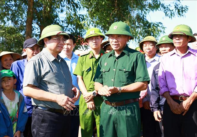 Thủ tướng Phạm Minh Chính với nhân dân xã Mỹ Thuỷ, huyện Lệ Thuỷ. Ảnh: Dương Giang-TTXVN