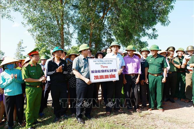Thủ tướng Phạm Minh Chính tặng ủng hộ xây dựng nhà văn hoá thôn Mỹ Hà, xã Mỹ Thuỷ. Ảnh: Dương Giang-TTXVN
