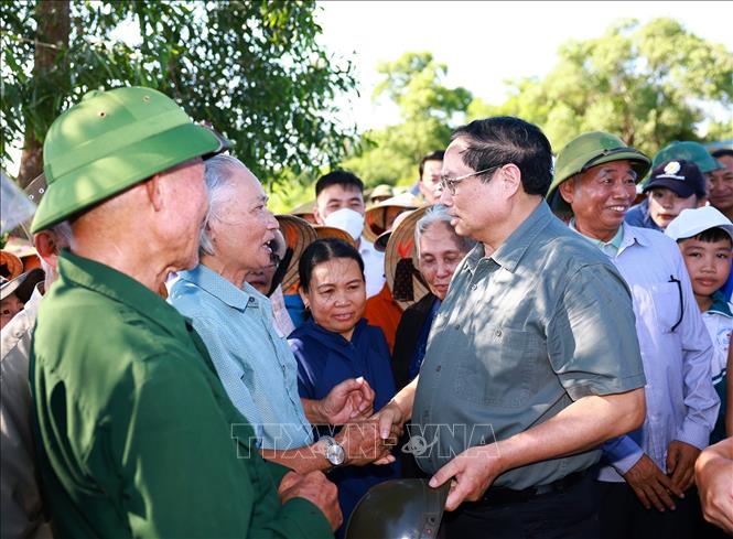 Thủ tướng Phạm Minh Chính với nhân dân xã Mỹ Thuỷ, huyện Lệ Thuỷ. Ảnh: Dương Giang-TTXVN