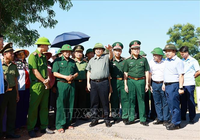 Thủ tướng Phạm Minh Chính thăm nhân dân huyện Lệ Thuỷ, Quảng Bình. Ảnh: Dương Giang-TTXVN