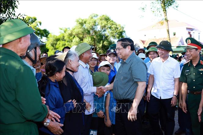 Thủ tướng Phạm Minh Chính với nhân dân xã Mỹ Thuỷ, huyện Lệ Thuỷ. Ảnh: Dương Giang-TTXVN
