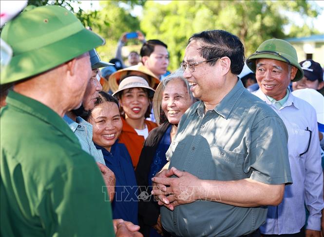 Thủ tướng Phạm Minh Chính với nhân dân xã Mỹ Thuỷ, huyện Lệ Thuỷ. Ảnh: Dương Giang-TTXVN