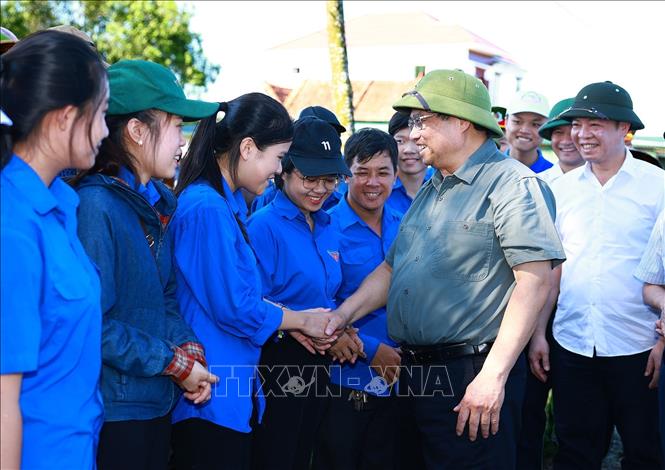 Thủ tướng Phạm Minh Chính với thanh niên xã Mỹ Thuỷ, huyện Lệ Thuỷ. Ảnh: Dương Giang-TTXVN
