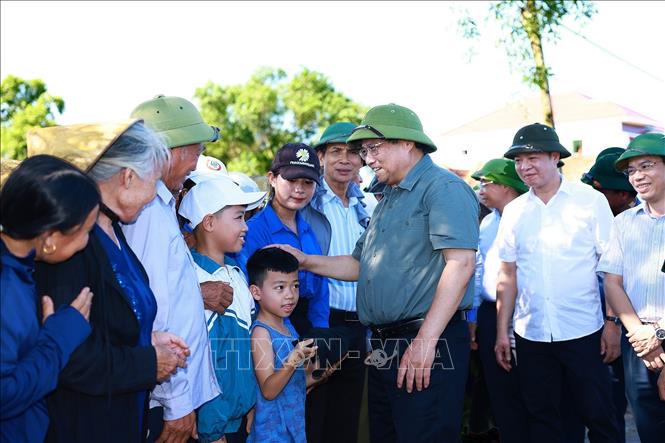 Thủ tướng Phạm Minh Chính với nhân dân xã Mỹ Thuỷ, huyện Lệ Thuỷ. Ảnh: Dương Giang-TTXVN
