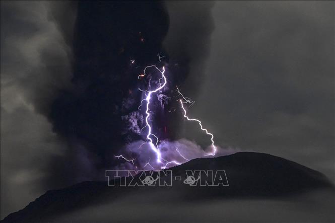 Núi lửa Ibu ở tỉnh Bắc Maluku, Indonesia phun trào ngày 18/5/2024. Ảnh: AFP/TTXVN