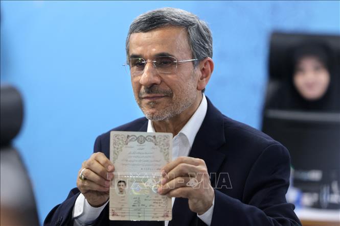 Cựu Tổng thống Iran Mahmoud Ahmadinejad đăng ký tranh cử tổng thống tại trụ sở Bộ Nội vụ ở Tehran ngày 2/6/2024. Ảnh: AFP/TTXVN