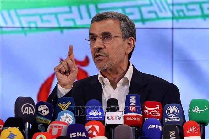 Cựu Tổng thống Iran Mahmoud Ahmadinejad phát biểu với báo giới sau khi đăng ký tranh cử tổng thống tại Tehran ngày 2/6/2024. Ảnh: AFP/TTXVN