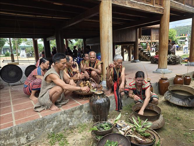 Người Brâu tại làng Đăk Mế (xã Pờ Y, huyện Ngọc Hồi, tỉnh Kon Tum) phục dựng lại nghi lễ cúng trỉa lúa. Ảnh: Khoa Chương - TTXVN