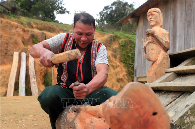 Nhiều lớp dạy cồng chiêng, đan lát, dệt, tạc tượng và các nghi lễ, văn hóa của người dân tộc thiểu số tại tỉnh Kon Tum đã được khôi phục. Ảnh: Khoa Chương - TTXVN