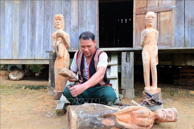 Nhiều lớp dạy cồng chiêng, đan lát, dệt, tạc tượng và các nghi lễ, văn hóa của người dân tộc thiểu số tại tỉnh Kon Tum đã được khôi phục. Ảnh: Khoa Chương - TTXVN