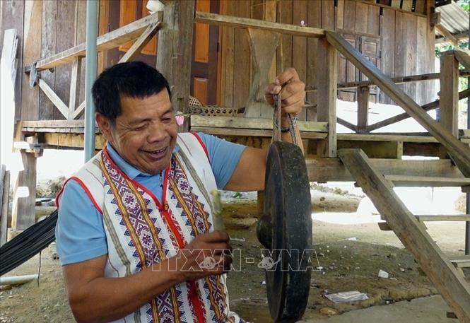 Nhiều lớp dạy cồng chiêng, đan lát, dệt, tạc tượng và các nghi lễ, văn hóa của người dân tộc thiểu số tại tỉnh Kon Tum đã được khôi phục. Ảnh: Khoa Chương - TTXVN