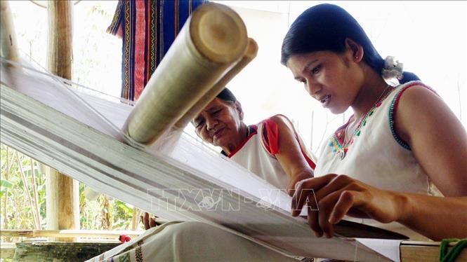 Người Rơ Măm tại làng Le (xã Mô Rai, huyện Sa Thầy, tỉnh Kon Tum) truyền dạy những lớp học dệt vải truyền thống. Ảnh: Khoa Chương - TTXVN        