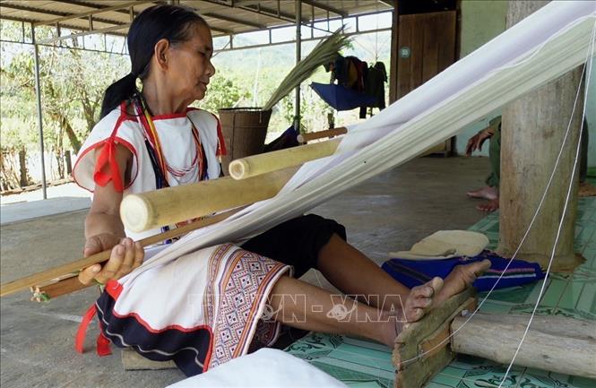 Người Rơ Măm tại làng Le (xã Mô Rai, huyện Sa Thầy, tỉnh Kon Tum) truyền dạy những lớp học dệt vải truyền thống. Ảnh: Khoa Chương - TTXVN        