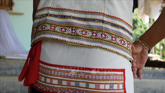 Những họa tiết đặc sắc trên trang phục truyền thống được người Rơ Măm tại làng Le (xã Mô Rai, huyện Sa Thầy, tỉnh Kon Tum) truyền dạy qua những lớp học dệt vải truyền thống. Ảnh: Khoa Chương - TTXVN        