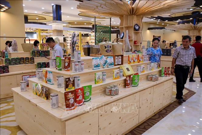 Các sản phẩm thực phẩm của các thương hiệu nổi tiếng của Việt Nam được giới thiệu đến du khách tại khu dịch vụ thương mại Da Nang Souvenir. Ảnh: Trần Lê Lâm – TTXVN 