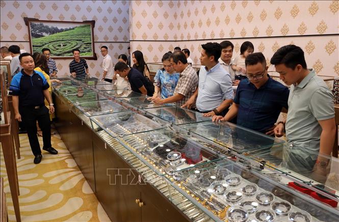 Khách tham quan khu vực bán hàng thủ công mỹ nghệ Việt Nam tại khu dịch vụ thương mại Da Nang Souvenir tại Lễ ra mắt. Ảnh: Trần Lê Lâm – TTXVN 